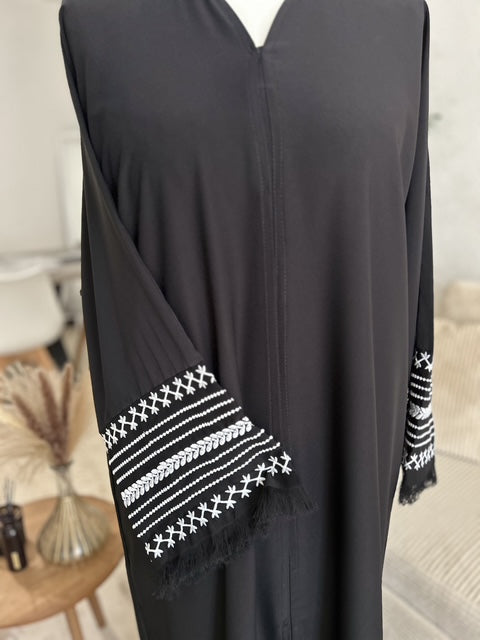 Abaya Signature noire brodée Qamira