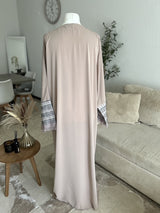 Abaya Signature rose poudré Qamira